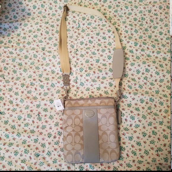 New Coach Legacy Signature Swingpack - Picture 1 of 12